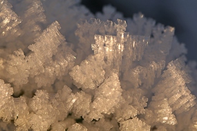 Eiskristalle auf gefrostetem Gras am Wegesrand